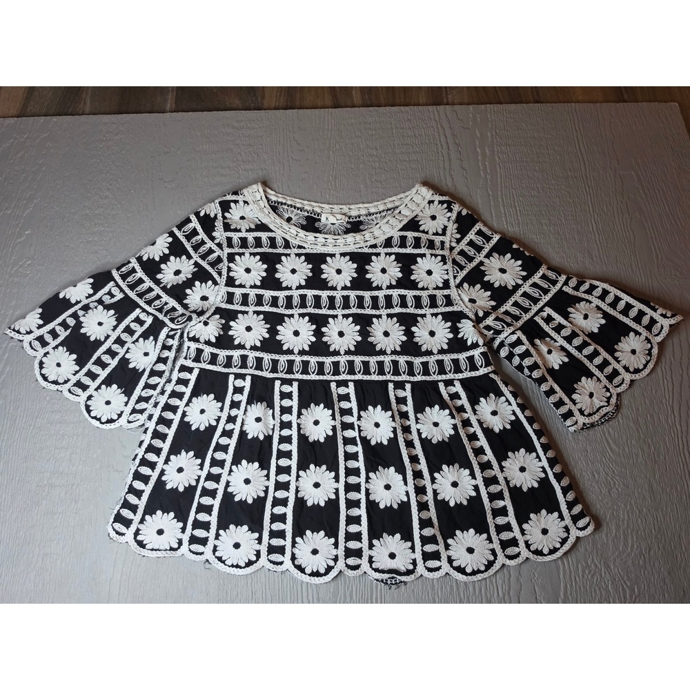 Kindred Black White Floral Daisy Embroidered Boho Bell Sleeve Babydoll Top L
